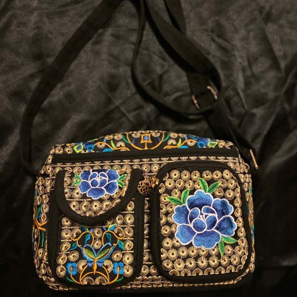 Very pretty Vintage-esque bag with long crossbody